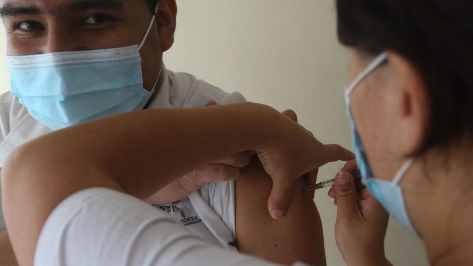 Indagan vacunación de jefe de recursos humanos y 50 trabajadores administrativos en ISSSTE de Acapulco