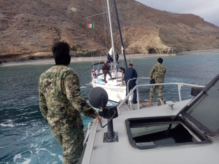 SEMAR rescata a 2 estadounidenses que se encontraban a la deriva en costas de Baja California