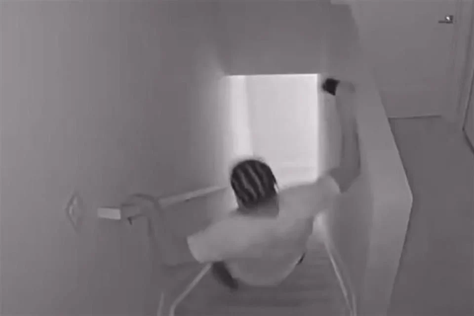 Jugador de Lions cae de las escaleras por ir viendo el cel