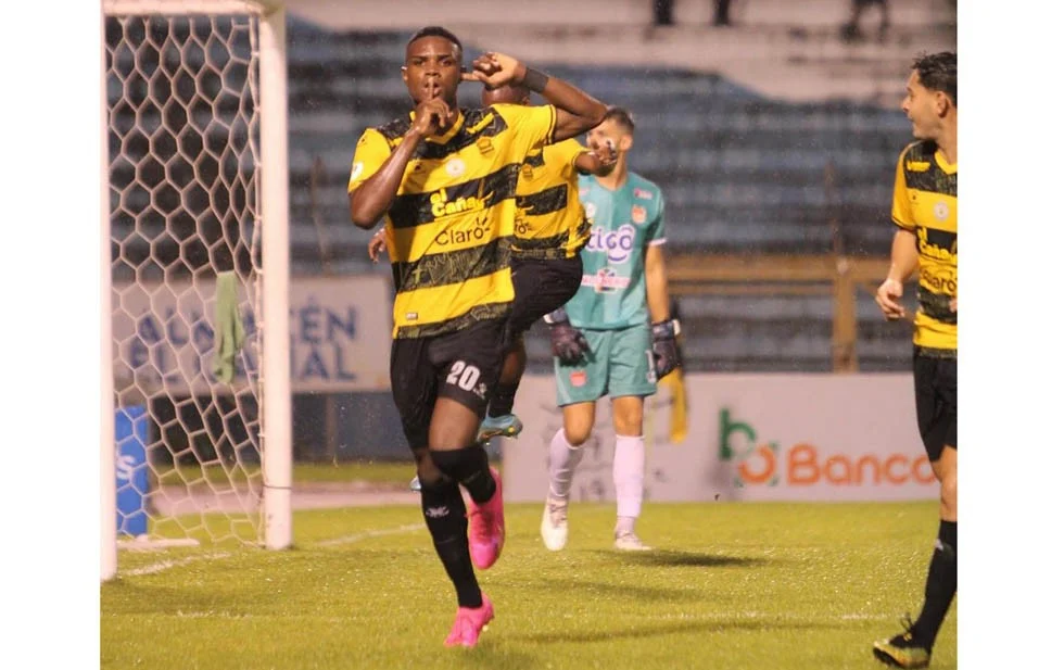 Locomotive adqueire a Daniel Carter