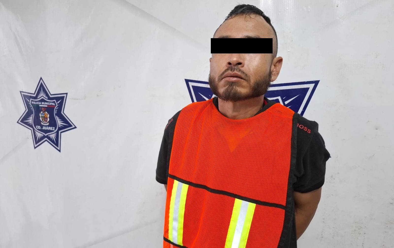 Agrede a su esposa y la amenaza con revólver