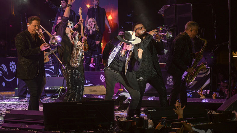 «La Fiesta Noche de Estrellas: Emmanuel Revive El Espíritu de los Éxitos en La Feria de San Miguel Allende, Llena al Tope»