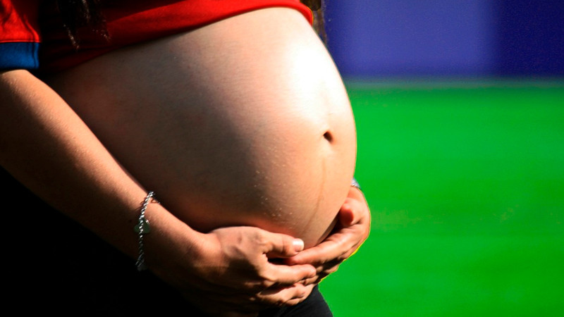 Estudiante de preparatoria de 16 años, da a luz en los baños de su escuela en Chiapas